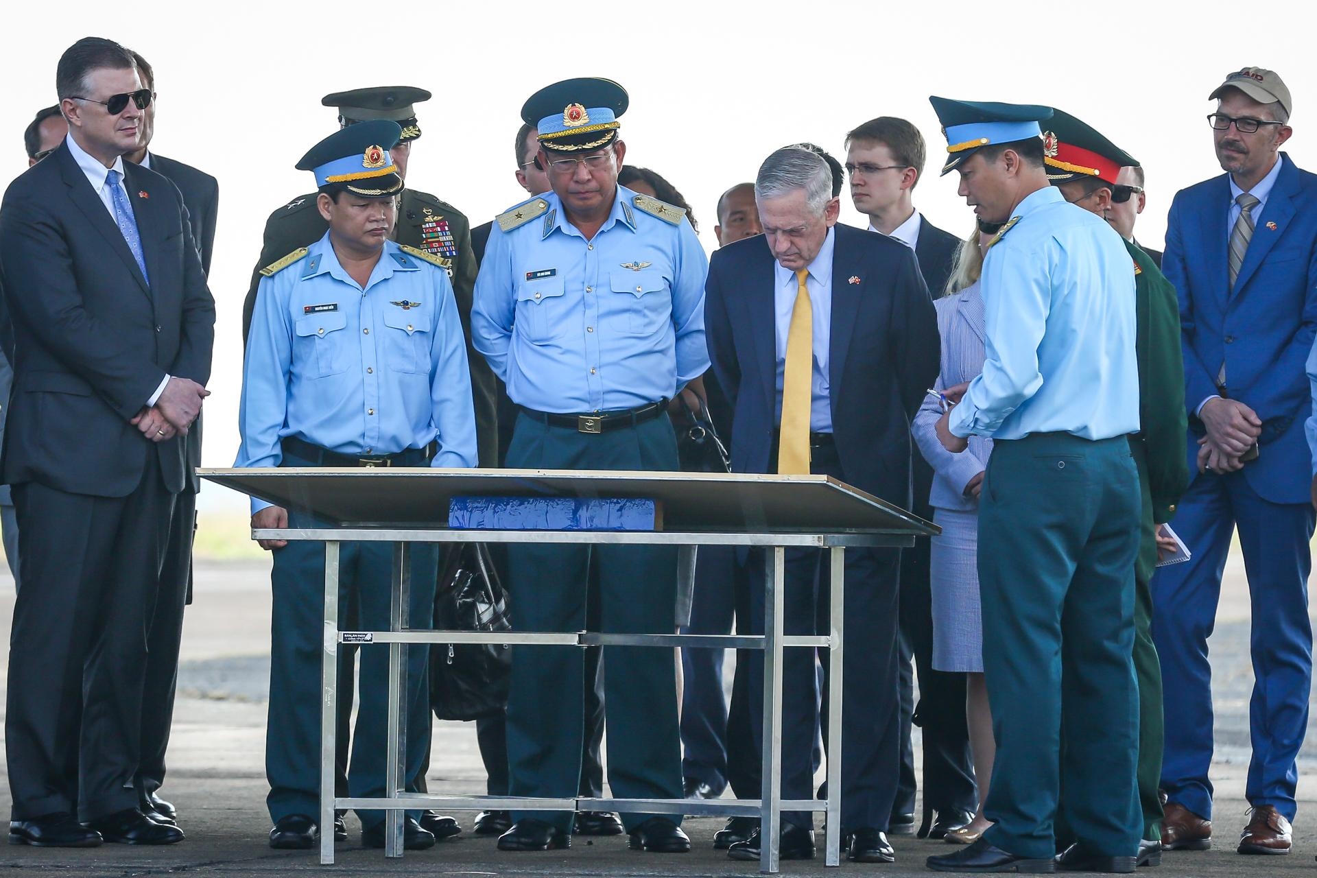 Bo truong Mattis tham TP.HCM anh 2