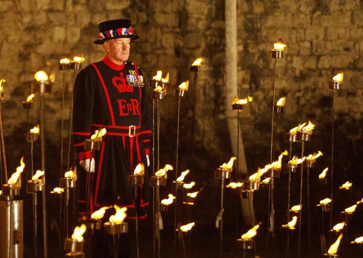 Thap London ruc sang voi 10.000 ngon lua ky niem The chien thu 1 hinh anh