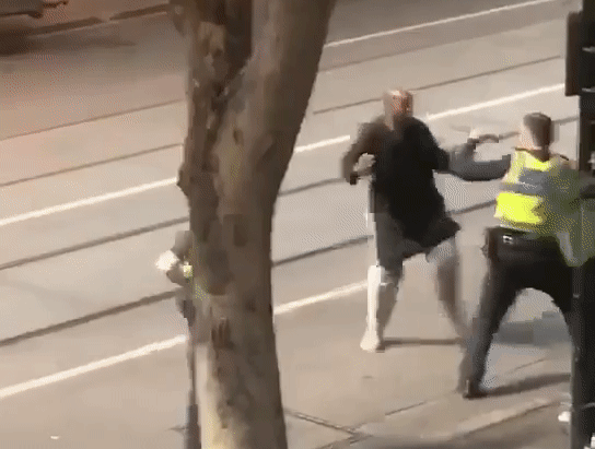 Canh sat giang co voi nguoi cam dao giua pho o Melbourne hinh anh