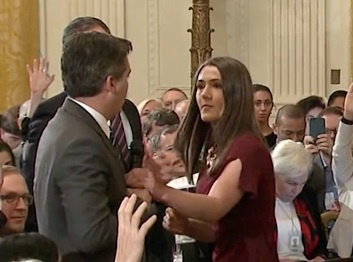 So sanh clip goc va clip chinh sua vu TT Trump cai nhau voi CNN hinh anh