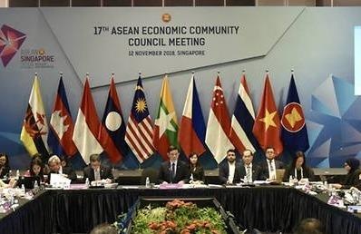 Truoc hoi nghi thuong dinh, ASEAN ky thoa thuan thuong mai dien tu hinh anh