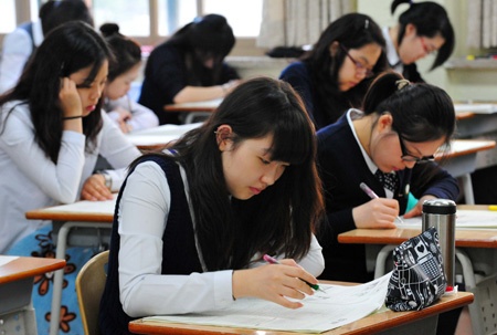 Truoc ky thi kho nhat trong nam, Han Quoc xon xao ve gian lan thi cu hinh anh