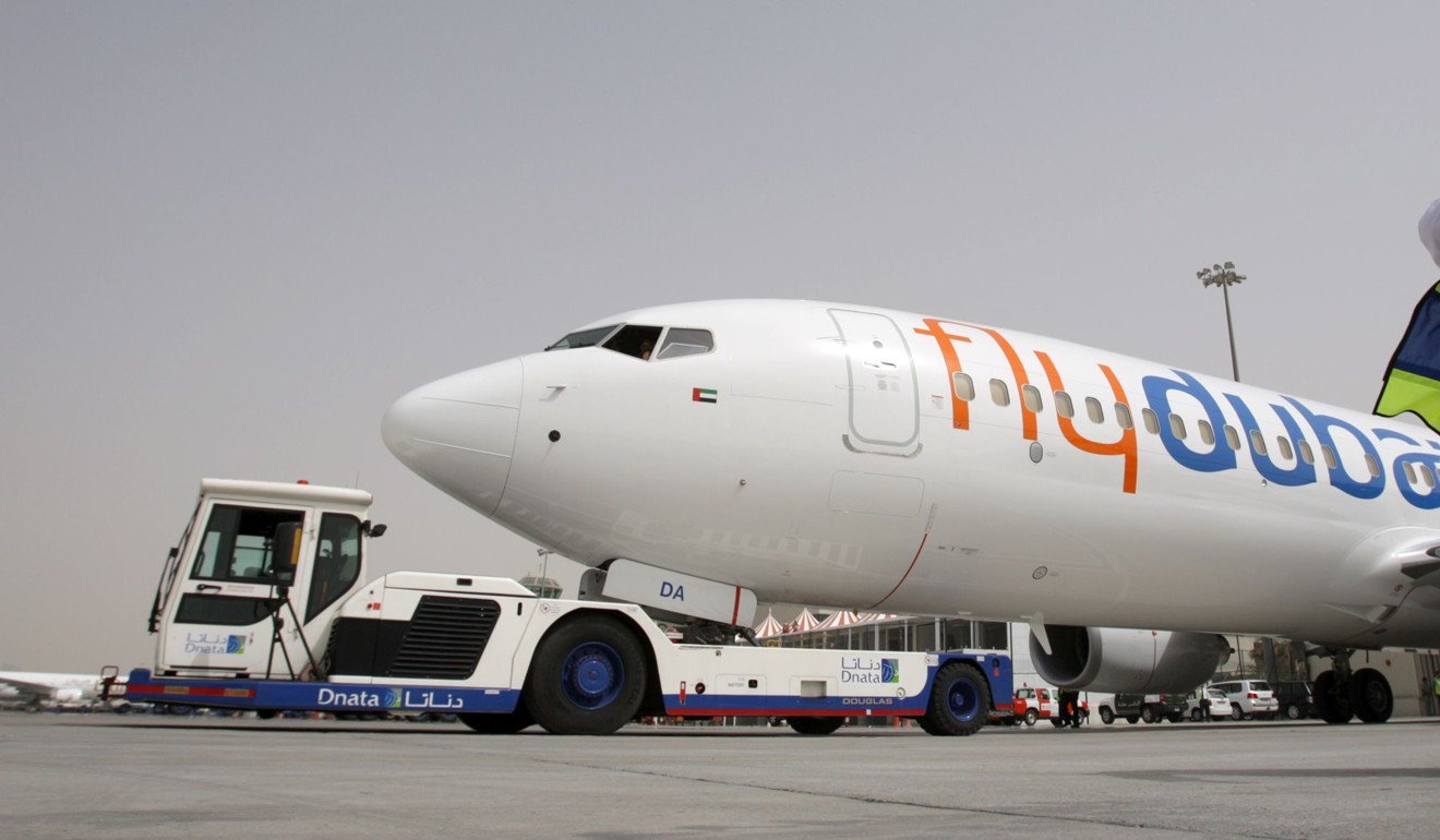 Hang bay Dubai bat nguoi khuyet tat tieu vao chai, mua chan phu hinh anh