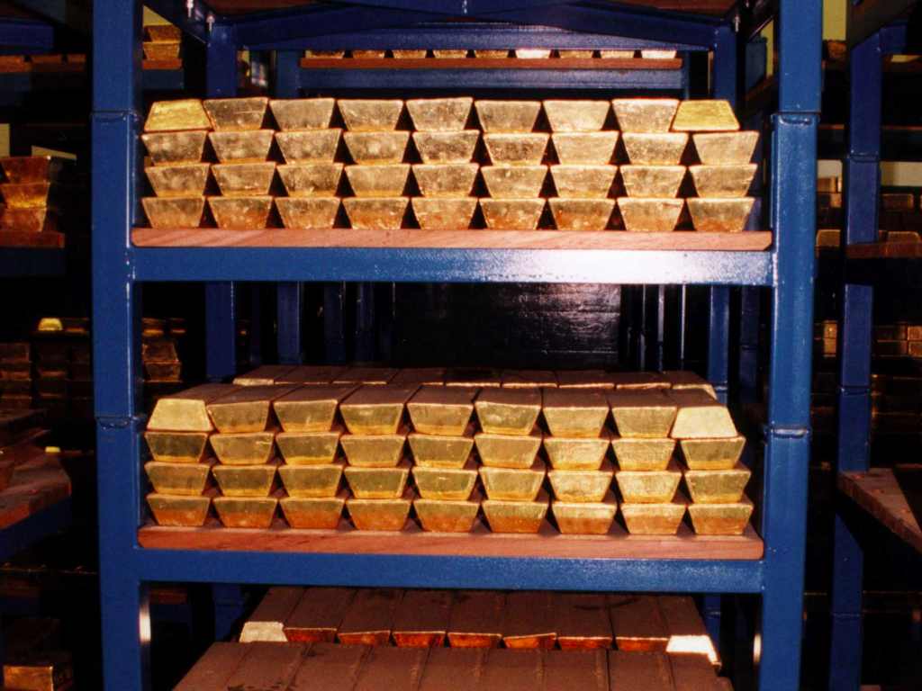 Ben trong ham chua 5.000 tan vang cua Ngan hang Anh hinh anh