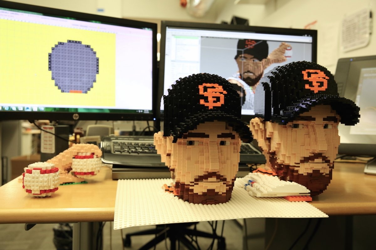 Ben trong xuong lap tuong nguoi kich thuoc that bang Lego hinh anh