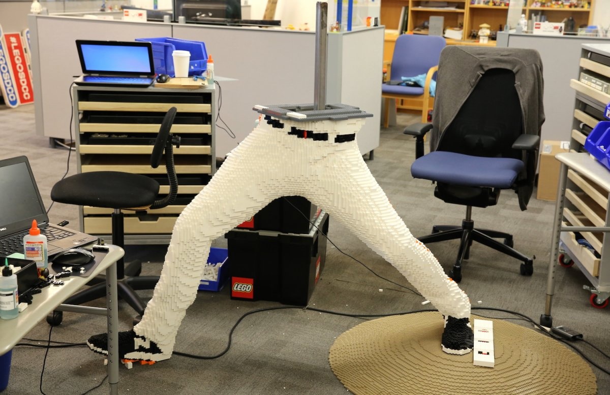 tuong nguoi kich thuoc that bang Lego anh 9