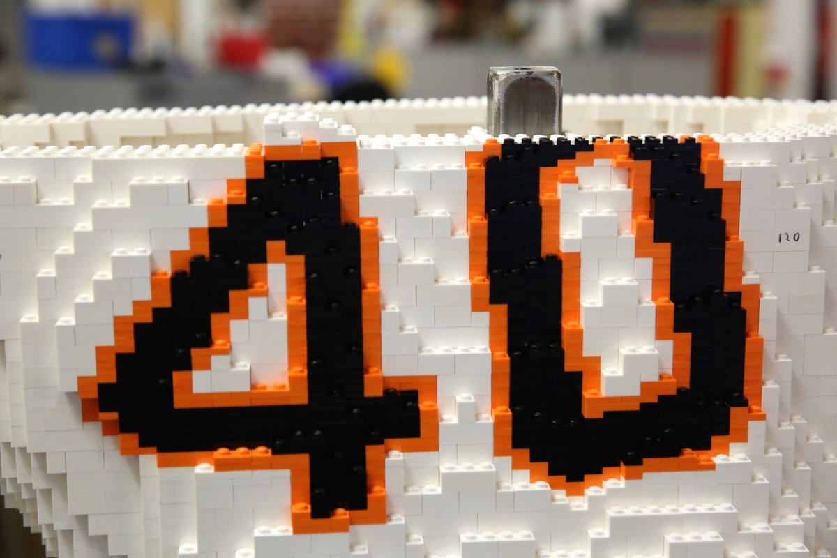 tuong nguoi kich thuoc that bang Lego anh 10