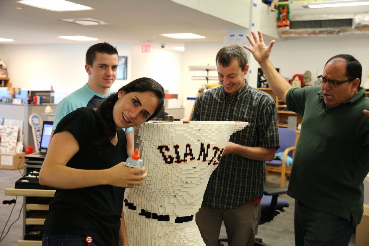 tuong nguoi kich thuoc that bang Lego anh 11