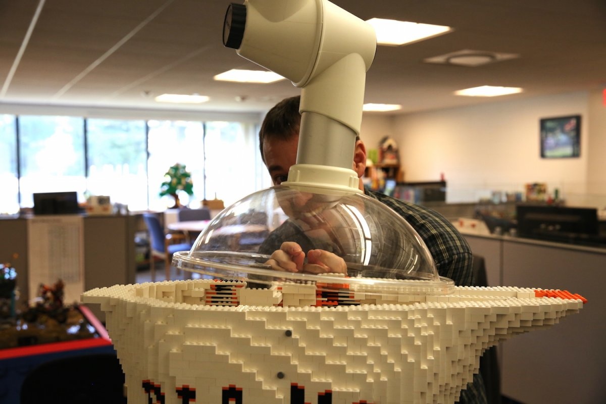 tuong nguoi kich thuoc that bang Lego anh 12