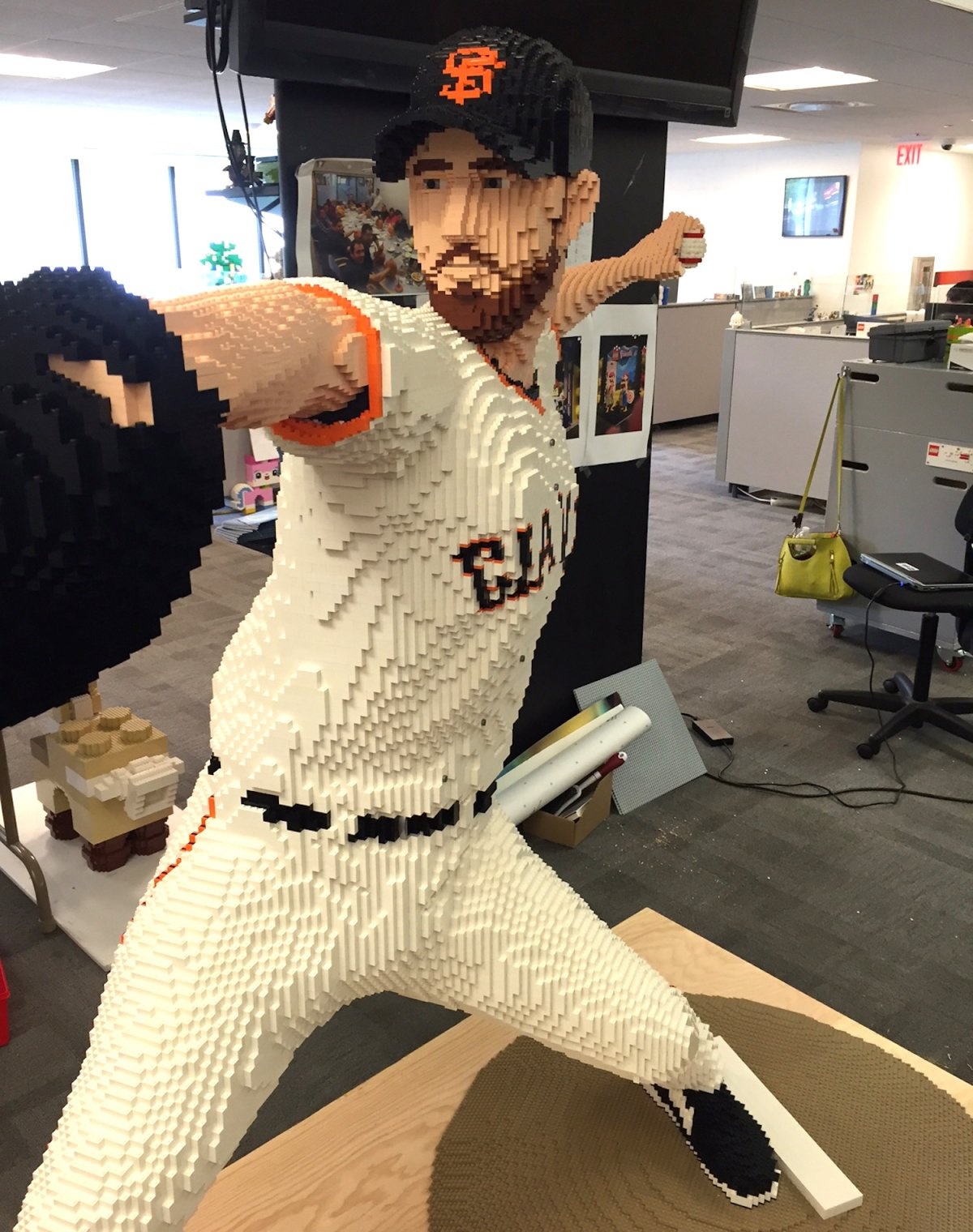 tuong nguoi kich thuoc that bang Lego anh 14