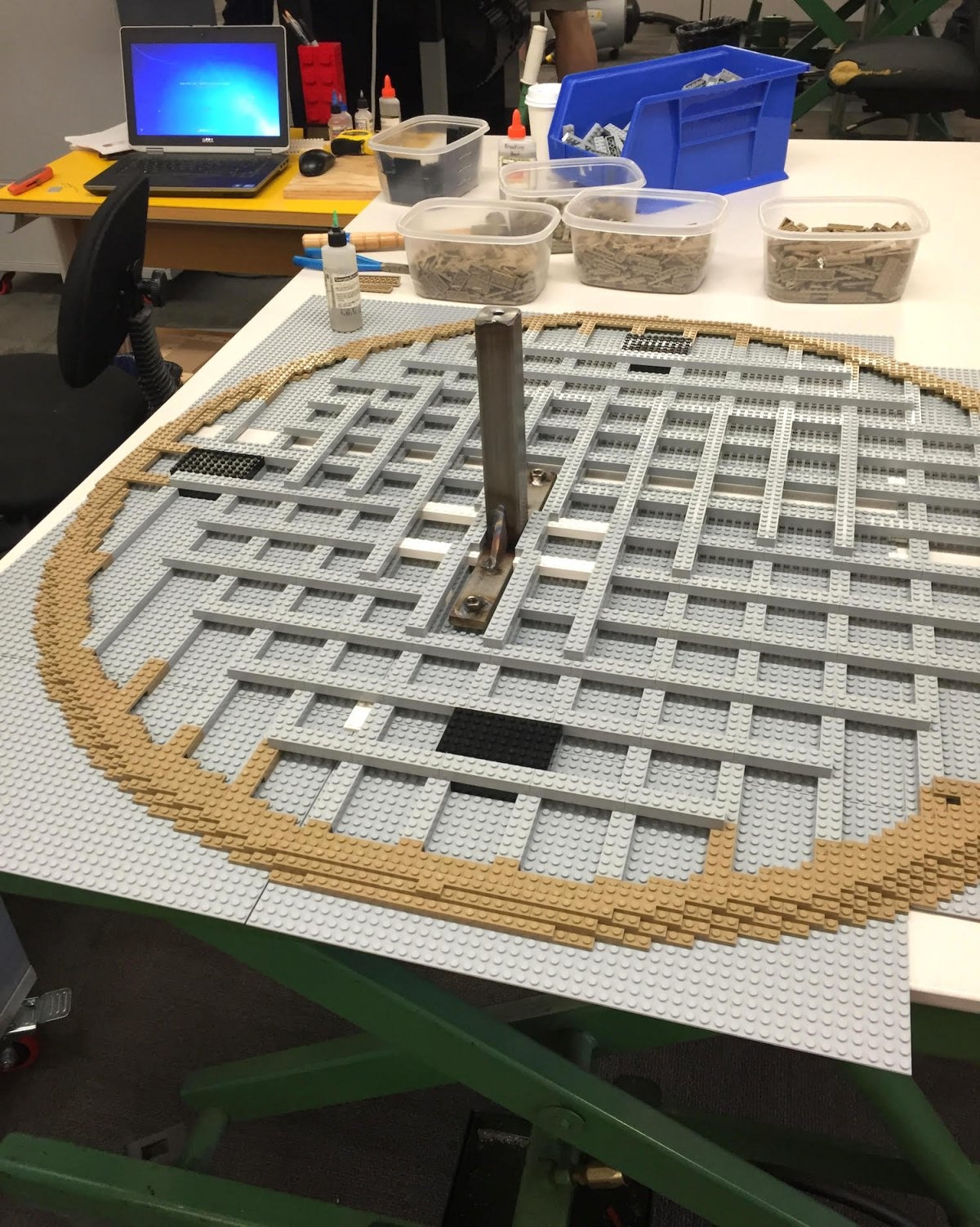 tuong nguoi kich thuoc that bang Lego anh 6