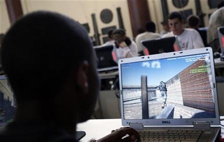 Thieu nien nha giau va ngheo dung Internet khac nhau the nao hinh anh