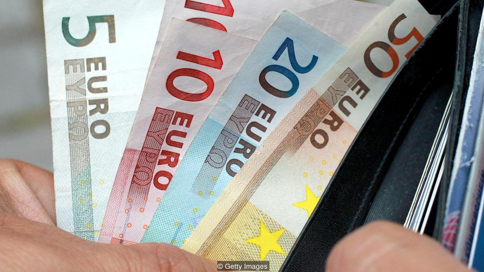 Lam viec o nuoc ngoai tua mot canh bac hinh anh