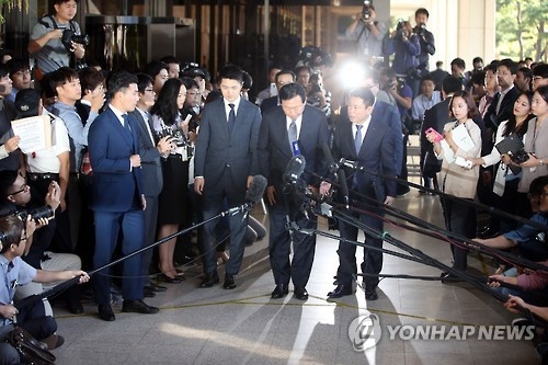 Chủ tịch Tập đoàn Lotte xin lỗi ảnh 1 Chu tich Tap doan Lotte xin loi anh 1