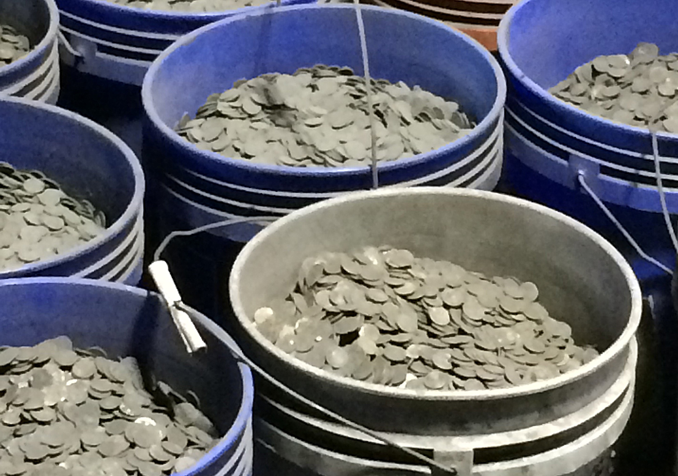 Nguoi My vut gan 62 trieu USD vao thung rac moi nam hinh anh