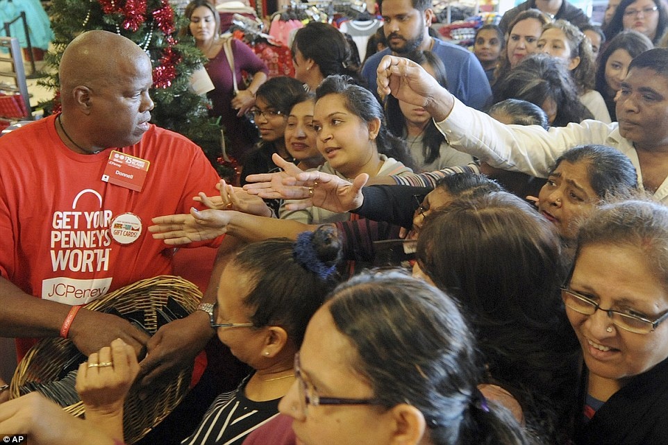 Nguoi My cam trai trong gia lanh cho Black Friday hinh anh