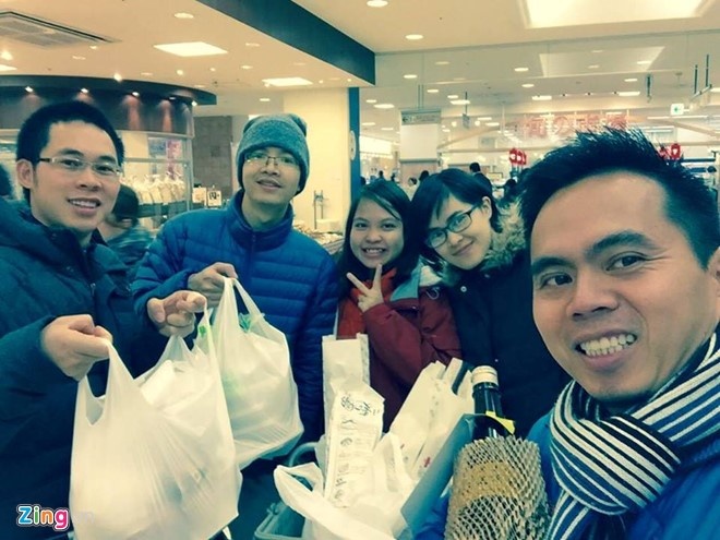 Nguoi Viet tai Nhat xep hang mua van may dau nam hinh anh