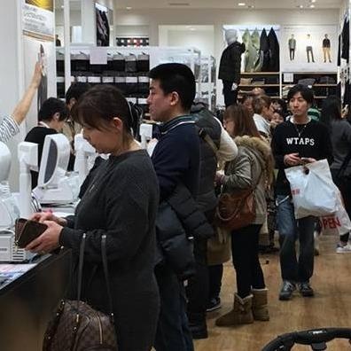 Nguoi Nhat xep hang cho thanh toan trong ngay mua van may hinh anh