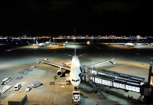 San bay Quoc te Tokyo luc nua dem hinh anh