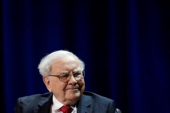 Warren Buffett dang dau tu vao dau? hinh anh