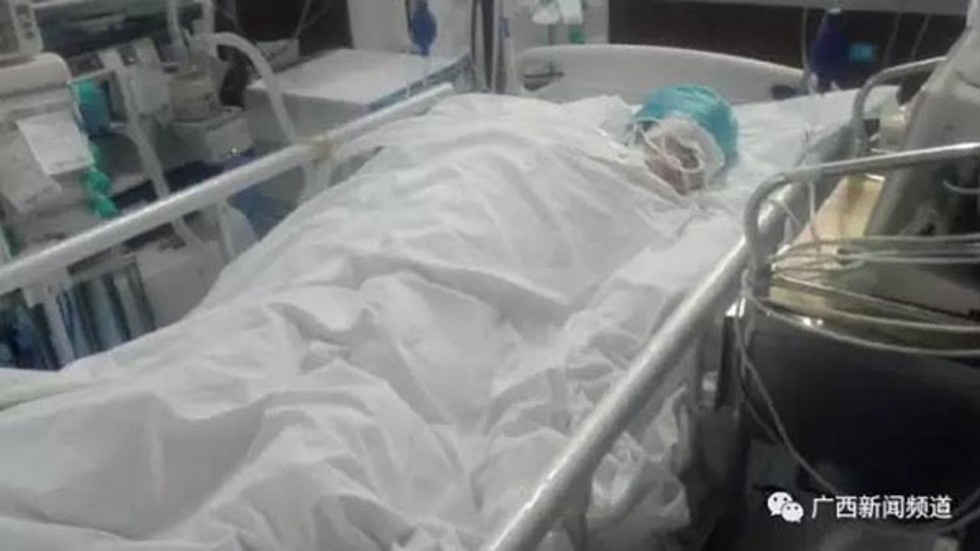 Nu sinh hon me sau khi bi phat dung ngoai troi lanh hinh anh