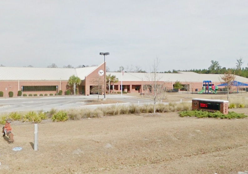 Phu huynh My to giao vien dan bang dinh vao mieng con hinh anh