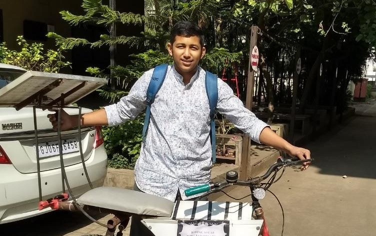 Nam sinh An Do che tao xe dap chay bang nang luong mat troi hinh anh