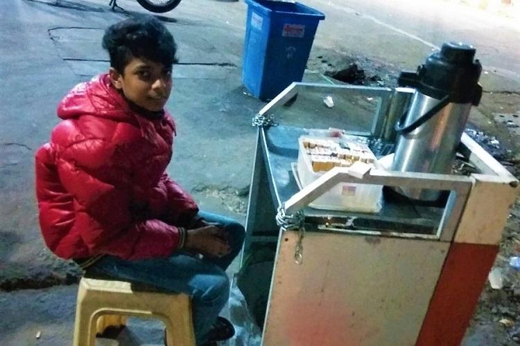 Cau be ngheo duoc di hoc tro lai nho mang xa hoi hinh anh