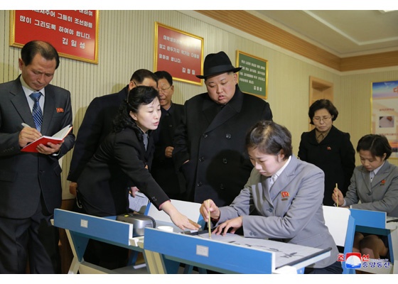 Ben trong truong su pham hien dai nhat Trieu Tien hinh anh