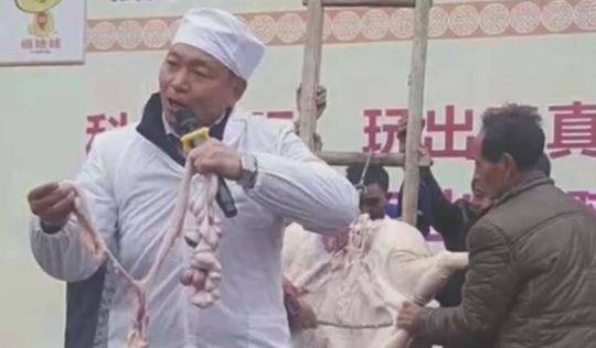 Tranh cai viec mo lon truoc mat tre mam non de day hoc thuc te hinh anh