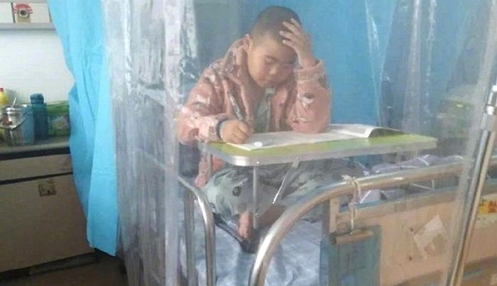 Nam sinh mac ung thu lam bai thi tren giuong benh hinh anh