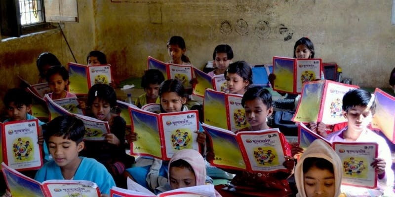 Nu sinh lop 2 vuot 60 km moi ngay de den truong hinh anh