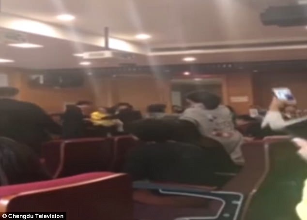 Giao vien mam non quy goi xin loi phu huynh hinh anh