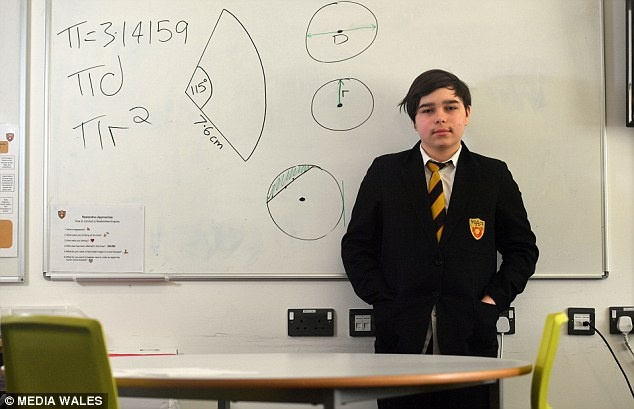 Nam sinh 12 tuoi co IQ cao hon Stephen Hawking va Albert Einstein hinh anh