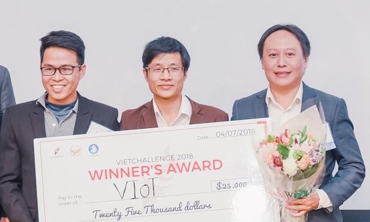 Ba chang trai doat giai 570 trieu dong ve khoi nghiep o My hinh anh