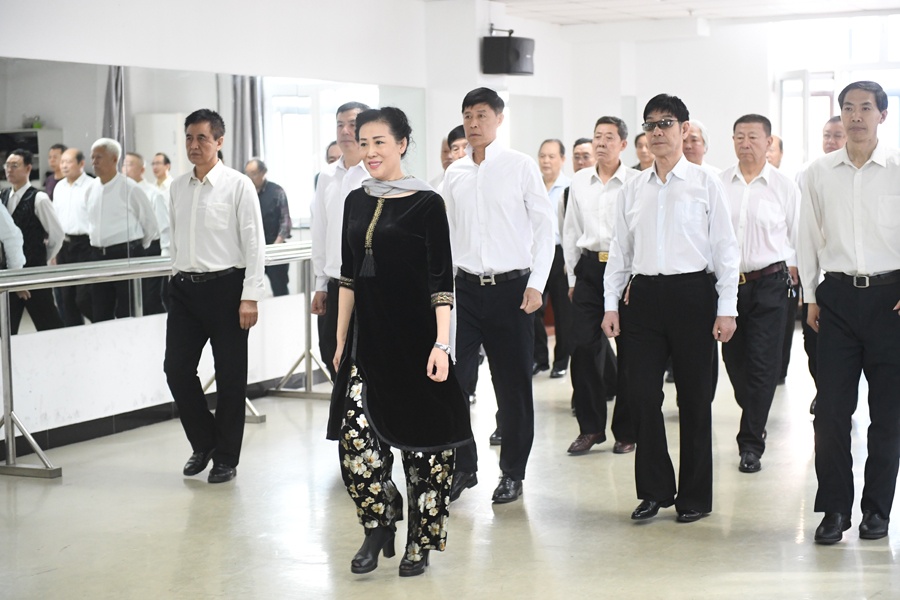 Lop dao tao nguoi mau danh cho nam gioi cao nien o Trung Quoc hinh anh