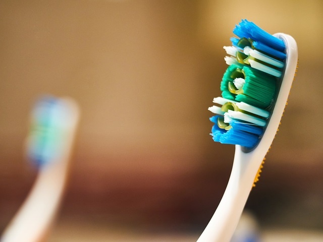 Noi chuyen trong lop, hoc sinh My phai co san bang ban chai danh rang hinh anh