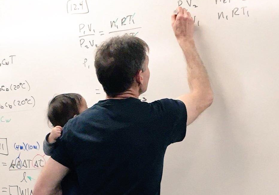 Giao su mac quan dui, be con cho sinh vien khi giang bai hinh anh