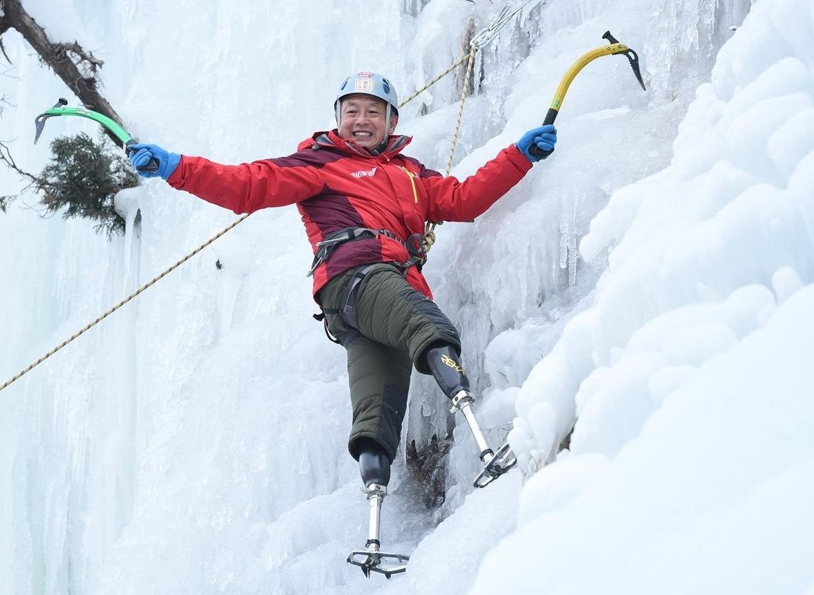 Ong lao cut chan chinh phuc dinh Everest o tuoi 69 hinh anh