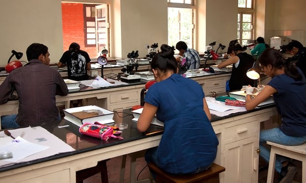 Truong dai hoc An Do cat tay ao nu sinh de chong gian lan thi cu hinh anh