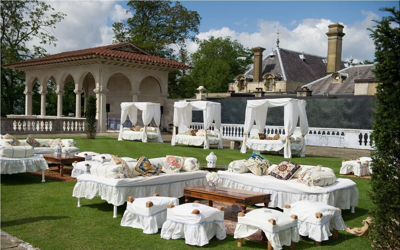 Ben trong khach san 5 sao Hoang tu Harry o dem truoc le cuoi hinh anh