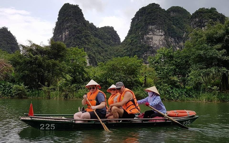 Du khach 'chuyen di kinh di' phai tu bo tien neu tro lai Viet Nam hinh anh