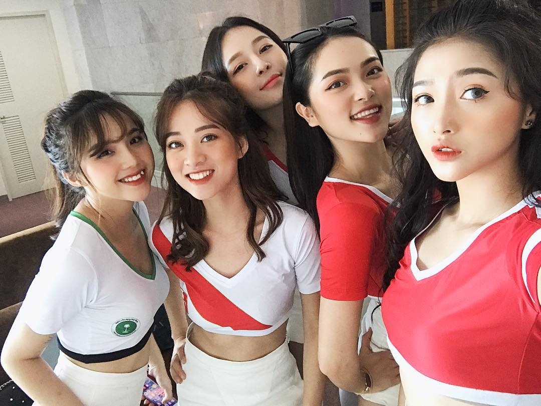 Dan hot girl Viet co vu World Cup 2018: Nong hon bao gio het hinh anh