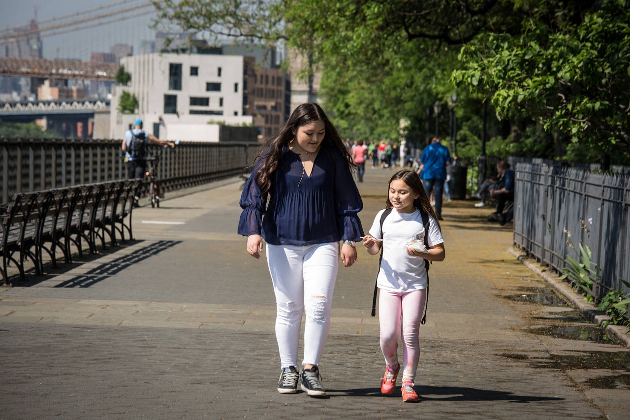 Nhieu rui ro tiem an khi cha me qua bao boc con hinh anh