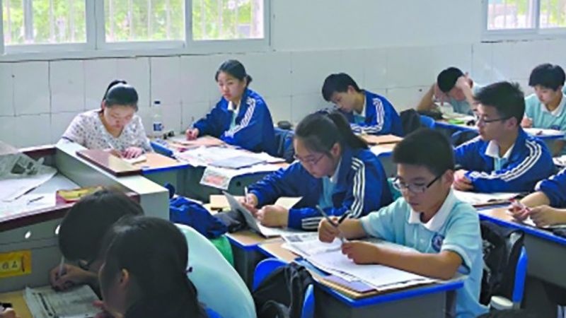 Phu huynh Trung Quoc den lop giam sat con hoc suot 3 nam hinh anh