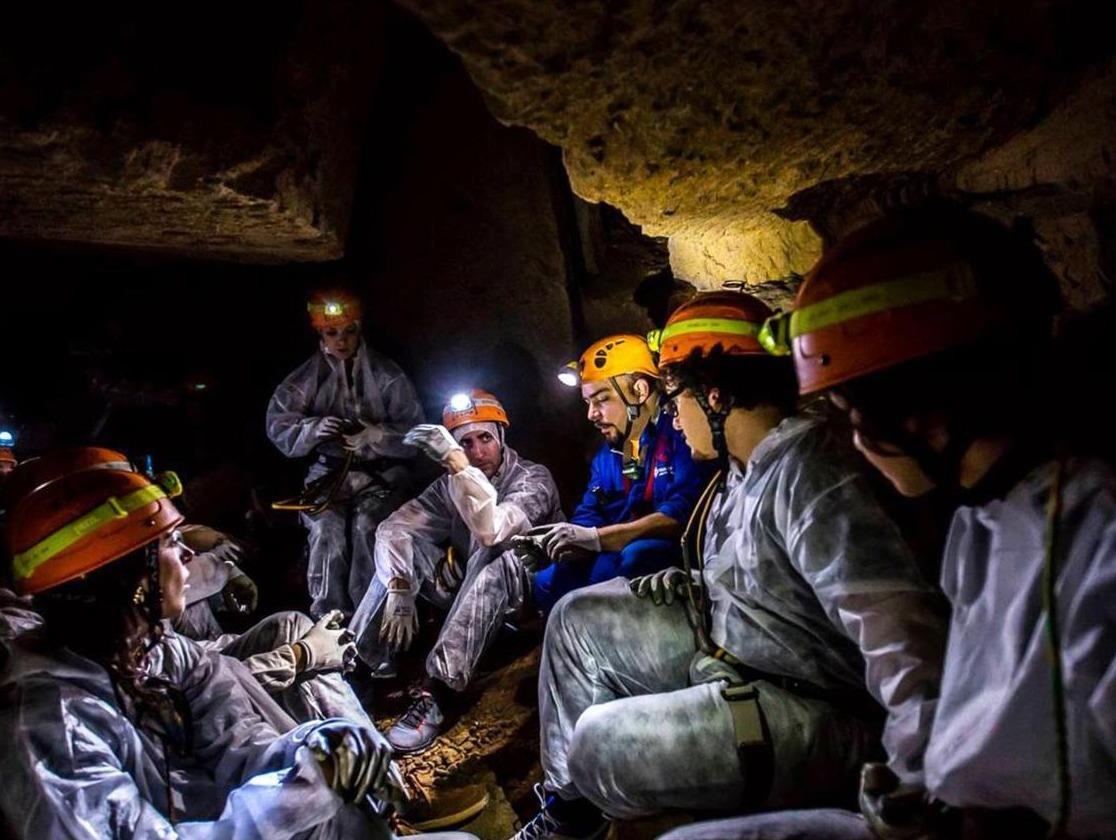 Bi mat the gioi ngam duoi long thanh pho o Italy hinh anh