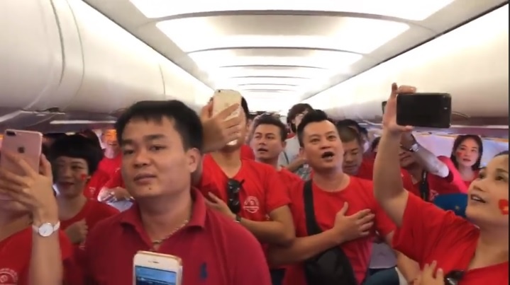 Co dong vien VN the hien tinh than co vu tren chuyen bay den Indonesia hinh anh