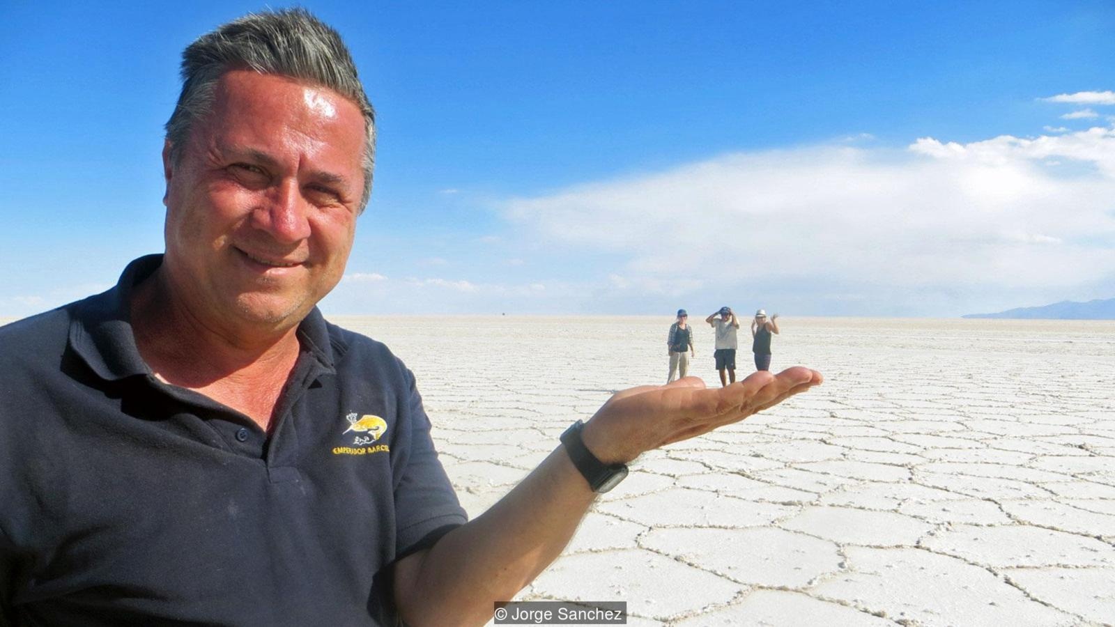 Nguoi dan ong tron nha, 7 lan di vong quanh the gioi hinh anh