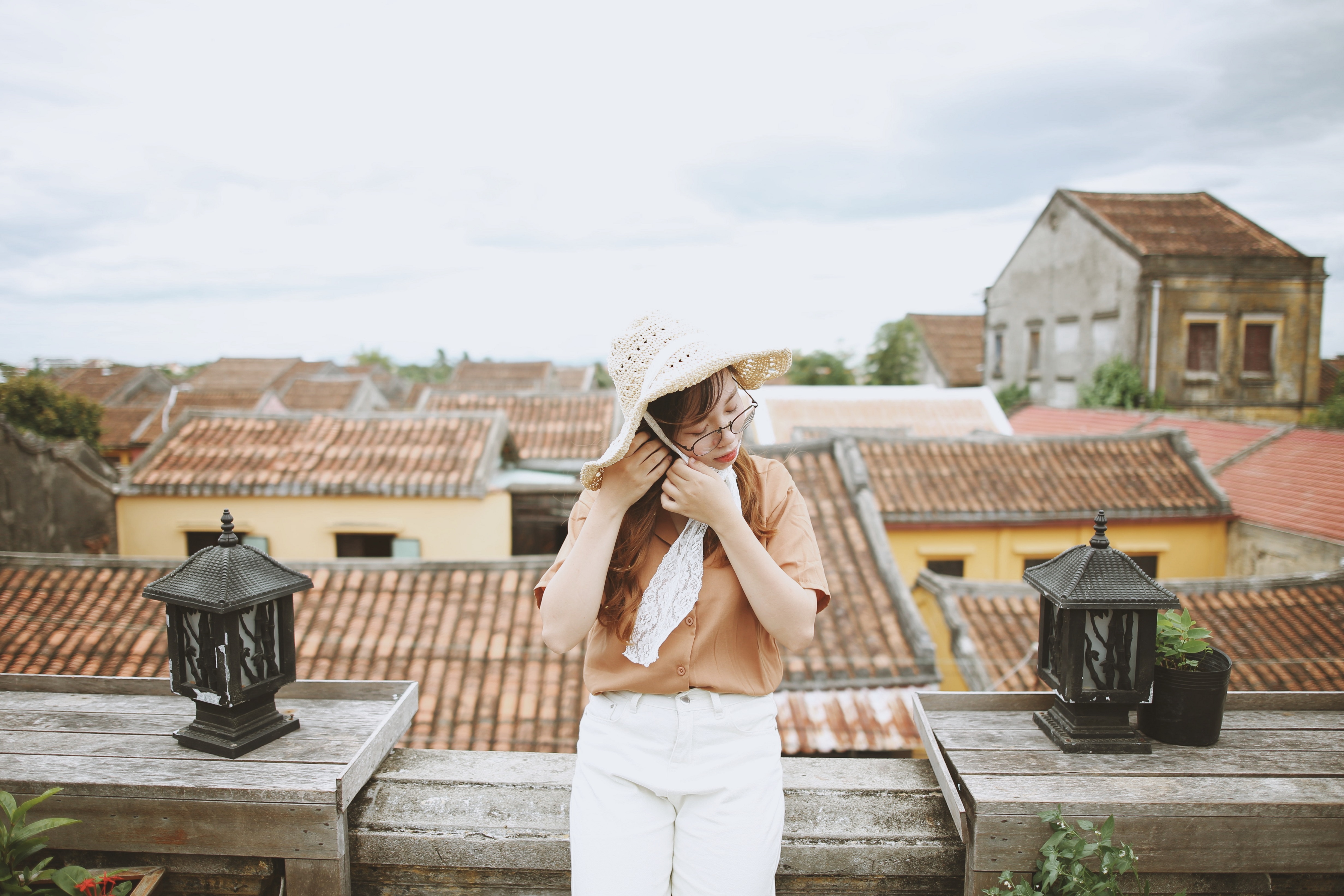 trốn những cơn mưa ảnh 24 tron nhung con mua anh 24