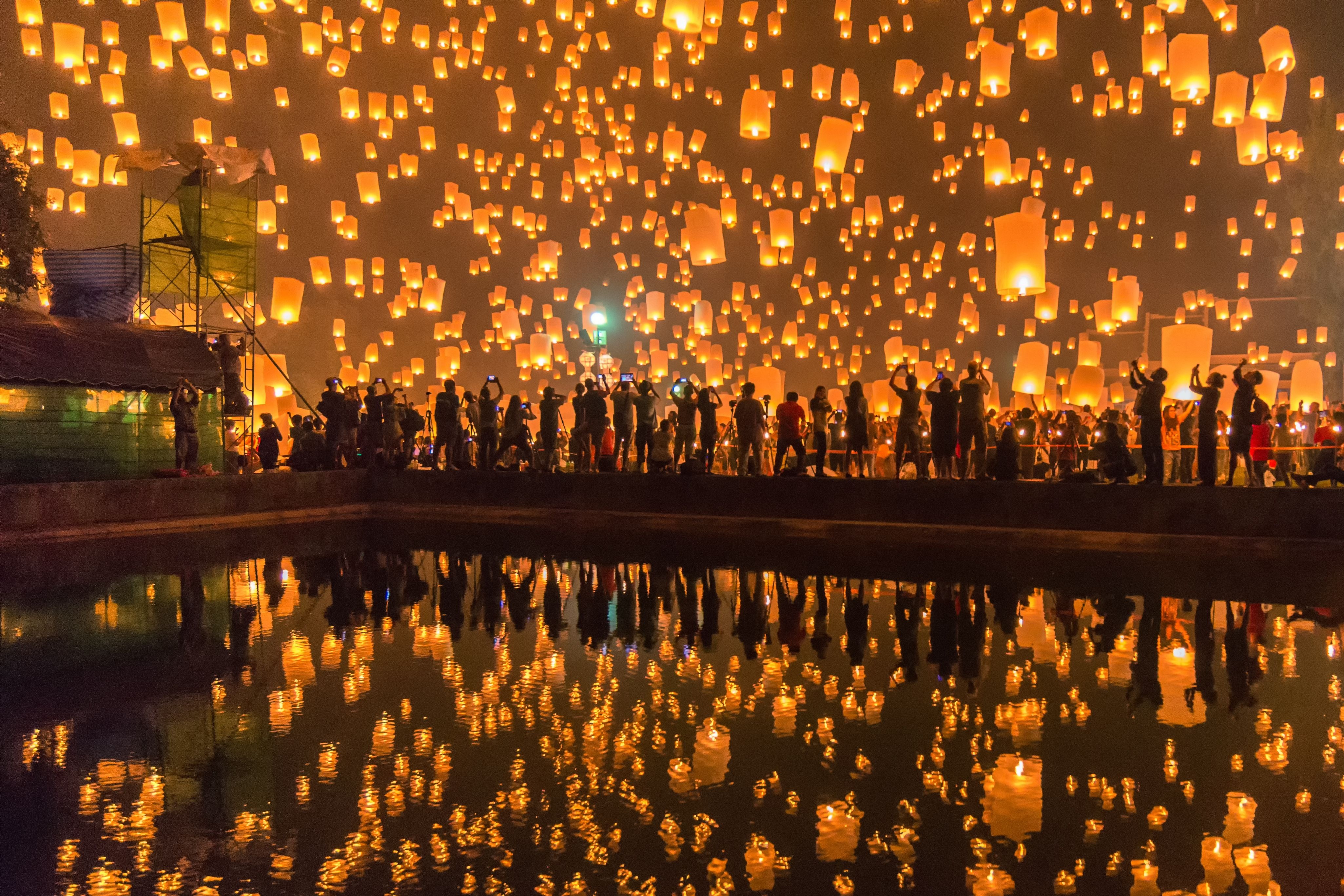 Den Chiang Mai tham du le hoi tha den troi the nao re nhat? hinh anh